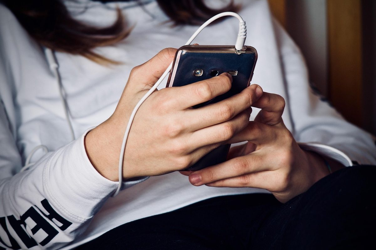 Adolescente morre eletrocutada ao usar celular no banheiro em Riacho de Santo Antônio