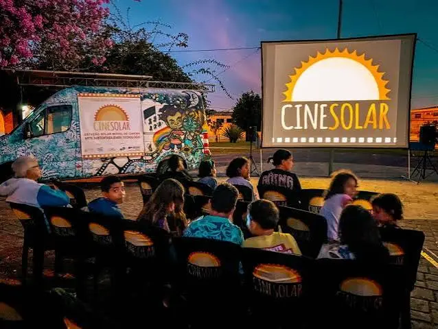 Santa Luzia recebe cinema movido a energia solar com sessão gratuita