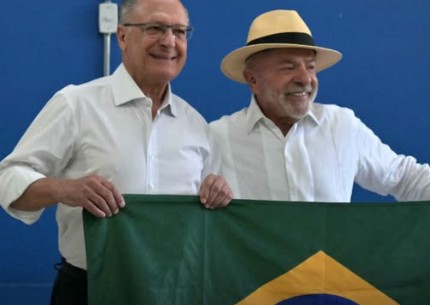 Presidente Lula vota em São Paulo e defende o regime democrático