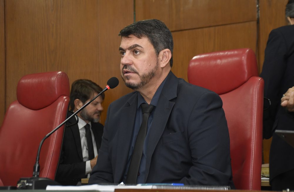 Dinho afirma que aguarda decisão de Léo Bezerra sobre segundo voto para o Senado