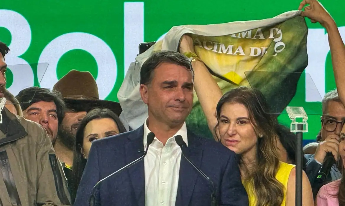 Flávio Bolsonaro viajou em jatinho ligado a Daniel Vorcaro em 2025