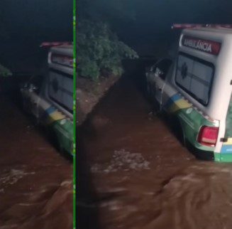 Ambulância atola na zona rural de Sossego após fortes chuvas e precisa ser retirada por trator