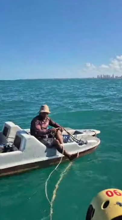 Pescador é resgatado a quatro quilômetros da costa em João Pessoa