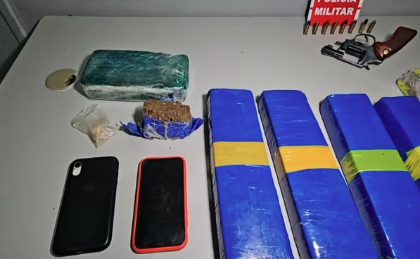 Jovem é preso por tráfico de drogas em Lucena e, na delegacia, diz que mãe também participava das ações