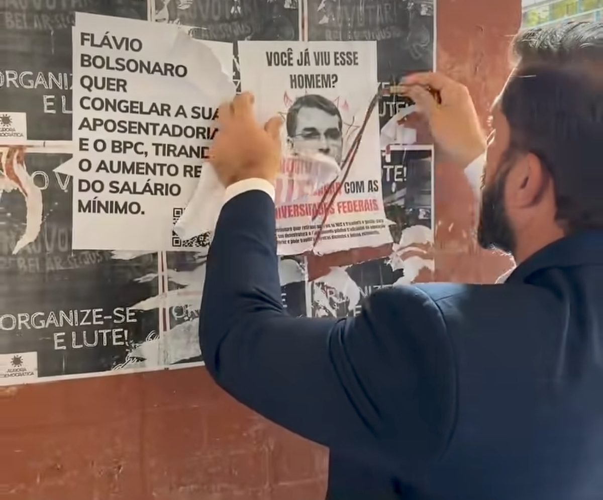 Deputado Fábio Lopes retira cartazes na UFPB