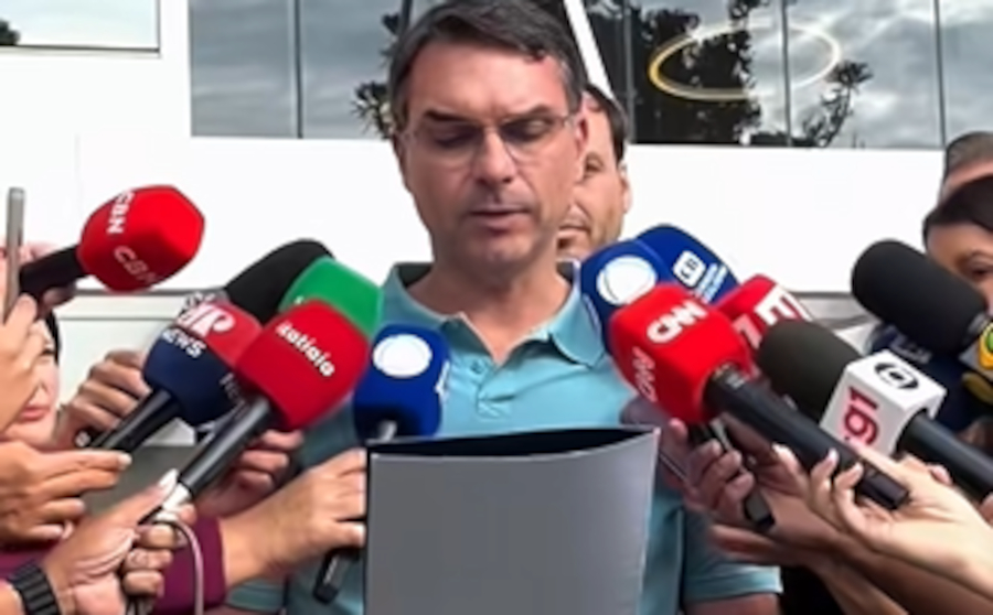 Apuração dos votos: louvor, funk e gritos de ‘presidente’ na casa de Flávio Bolsonaro