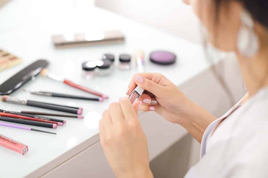 Uso exagerado de blush pode comprometer a maquiagem, alerta consultora de beleza