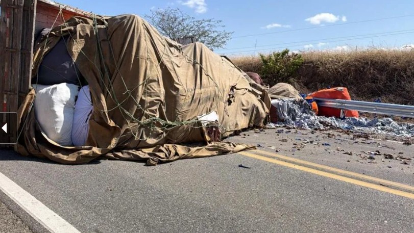 Caminhão com tecidos tomba na BR-230 em Pombal
