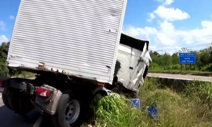 Carreta tomba na BR-101 após motorista desviar de outros veículos