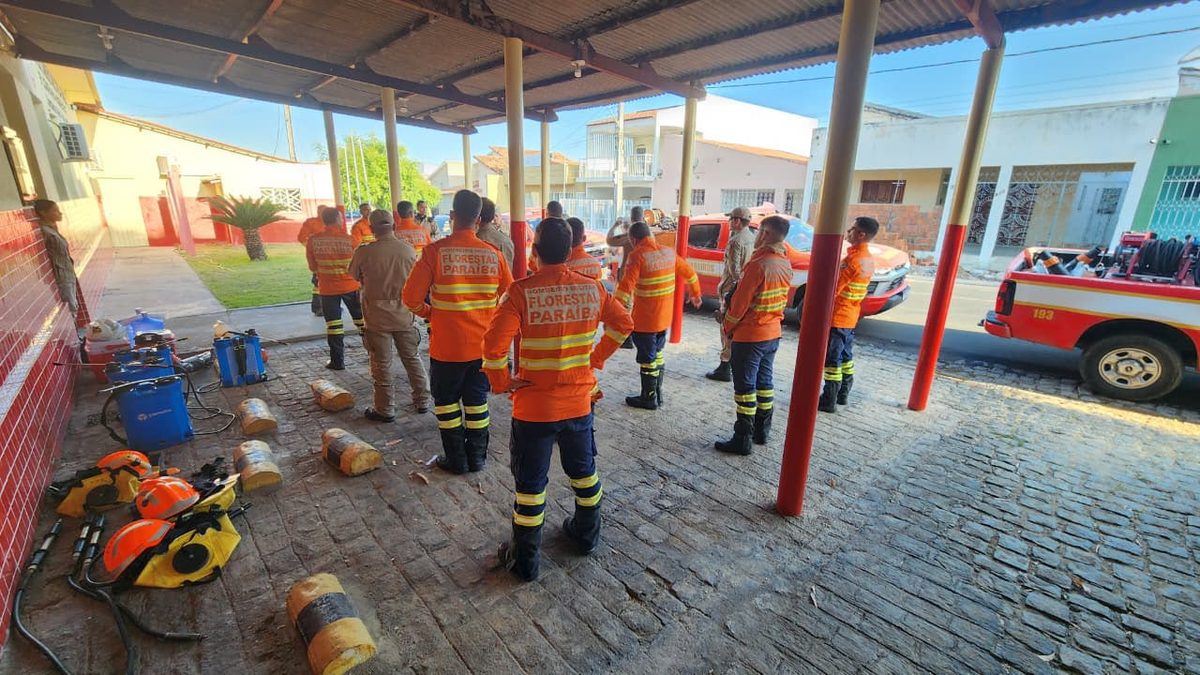 Bombeiros combatem incêndio em serras na cidade de Lagoa