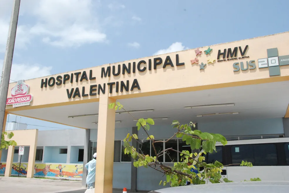Homem sofre tentativa de homicídio no estacionamento de hospital em João Pessoa