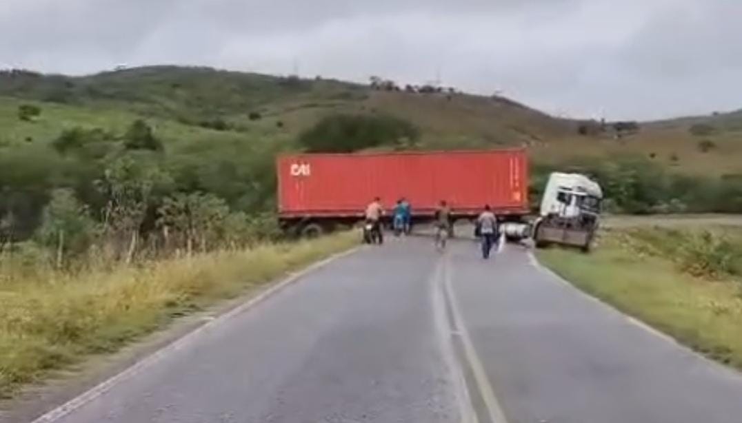 Caminhão bloqueia estrada entre Ingá e Itatuba