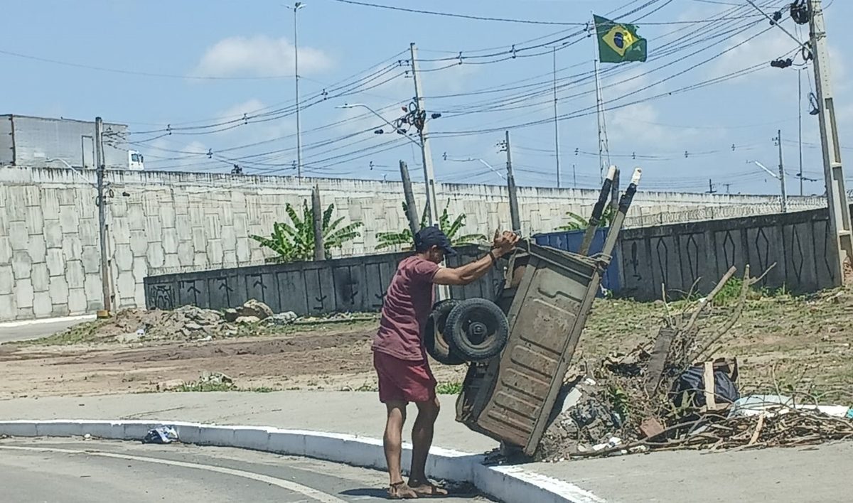 Homem é flagrado despejando lixo em via pública no Cristo Redentor, em João Pessoa