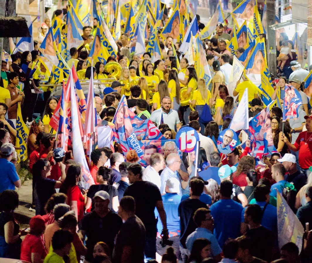 Veneziano participa de caminhada em Campina Grande ao lado de aliados
