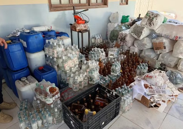 Fábrica clandestina de cachaça é fechada em Serra Branca