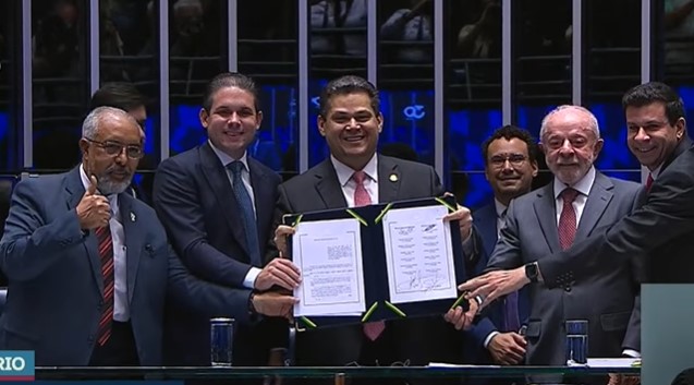 Em solenidade no Senado, Lula, Hugo e Alcolumbre promulgam fim da 6×1