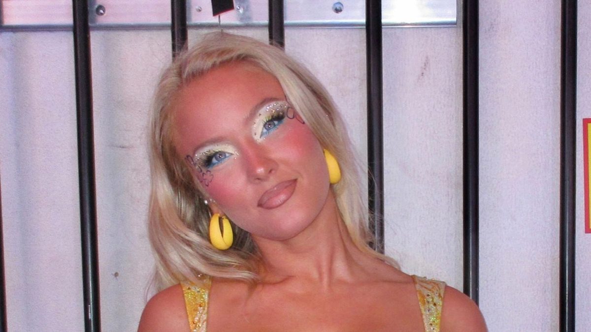 Quem é Zara Larsson, cantora sueca que se apresentou no Brasil