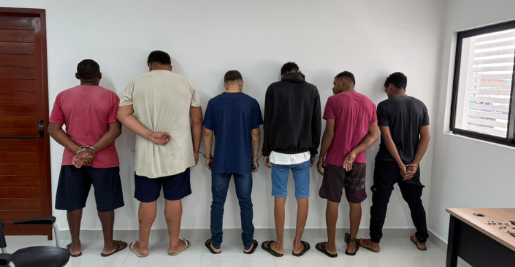 Operação policial prende seis suspeitos e apreende armas e drogas em Marcação