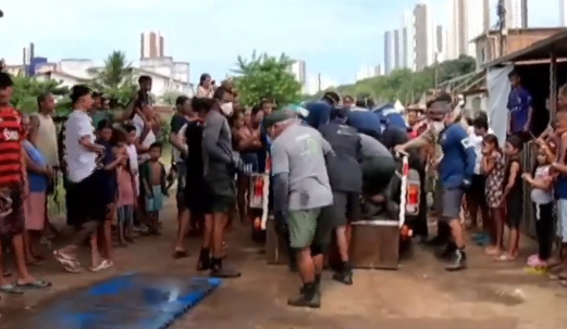 Peixe-boi é resgatado por equipes ambientais no Rio Jaguaribe em João Pessoa