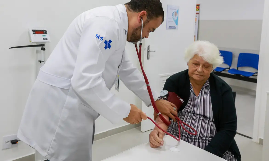 Fisioterapeuta orienta idosos sobre cuidados com a pressão arterial e o coração