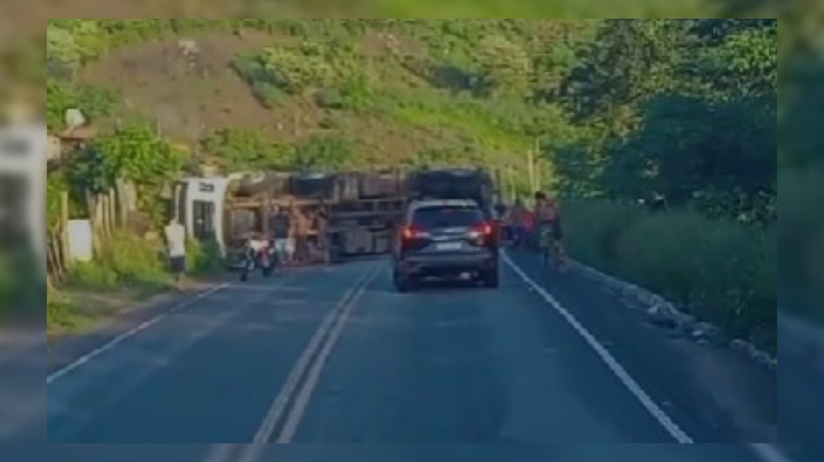 Caminhão tombado bloqueia rodovia entre Pirpirituba e Guarabira