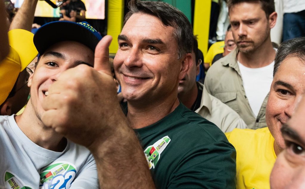 Flávio Bolsonaro antecipa agradecimento a apoio do Podemos