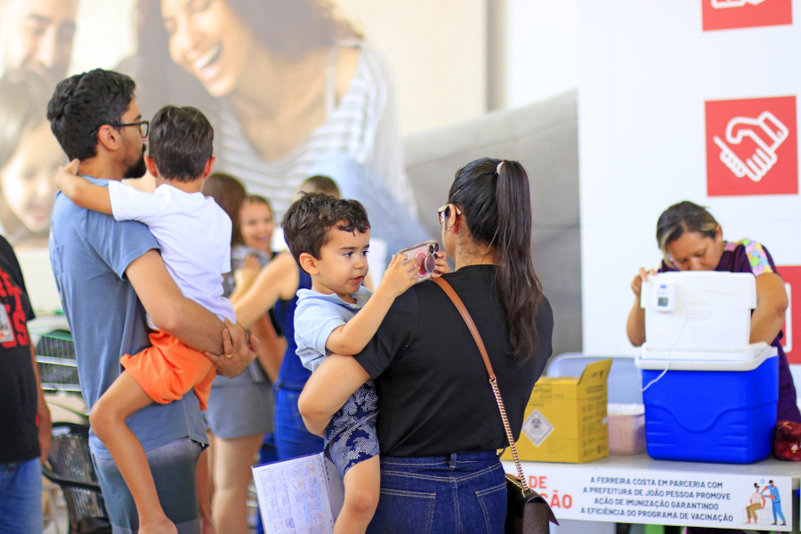 Famílias atualizam vacinação de crianças e adolescentes em João Pessoa