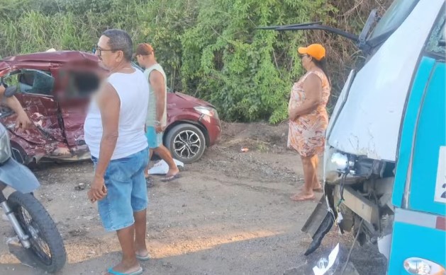 Colisão entre carro e ônibus resulta em duas mortes na PB-044