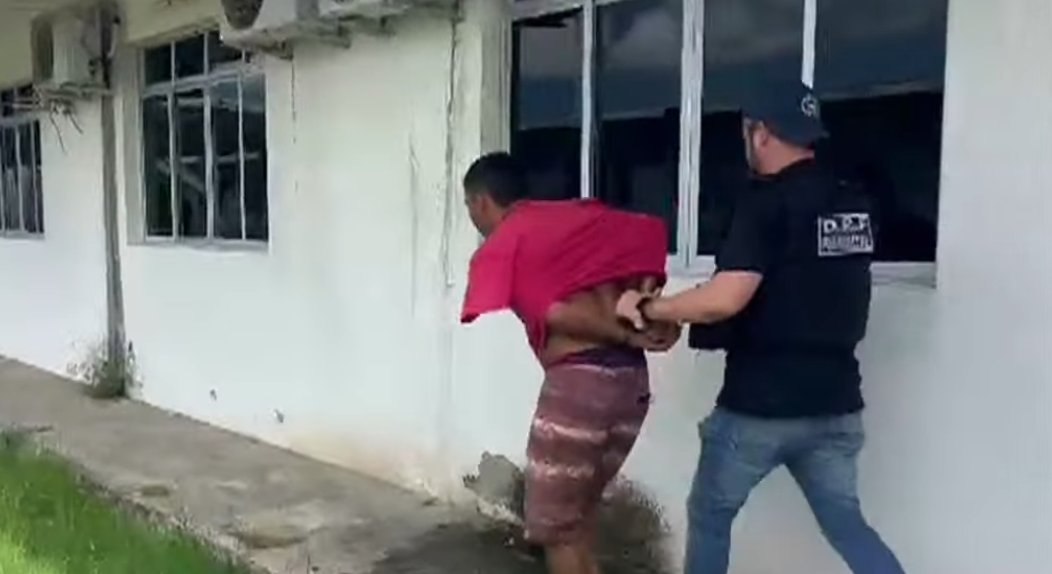 Dois homens são presos suspeitos de assaltar casa de idosa em João Pessoa