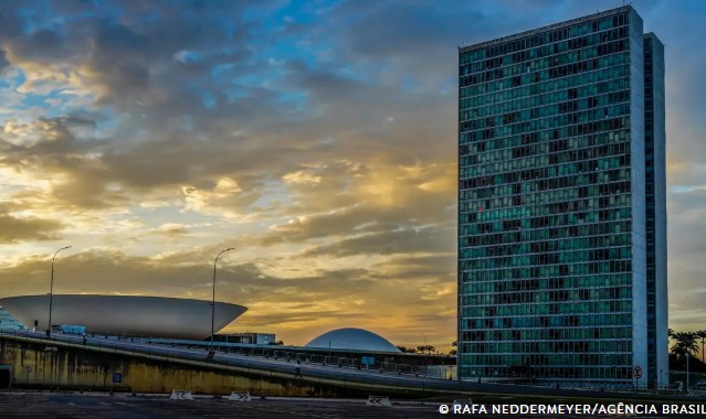 Votação sobre o fim da escala 6x1 fica para outubro no Senado