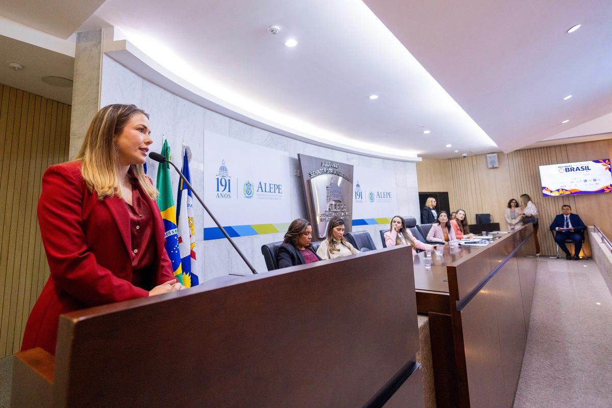 Olívia Motta debate participação política em encontro regional no Recife