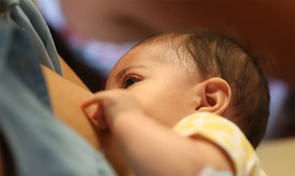 Amamentação reduz risco de doença cardíaca na mãe, destaca médica