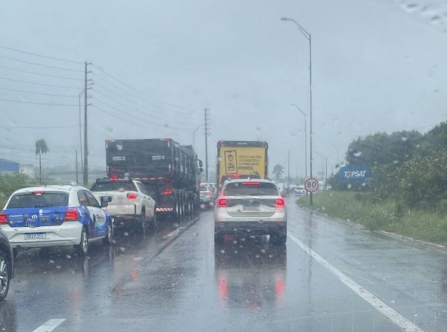 Chuva intensa causa lentidão na BR-230 e BR-101 nesta sexta-feira