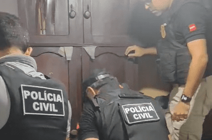 Operação policial prende três homens e apreende 15 armas em Araçagi