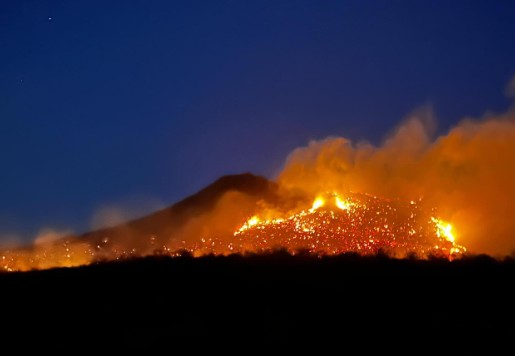 Incêndio atinge vegetação na Serra do Cruzeiro em São José do Bonfim