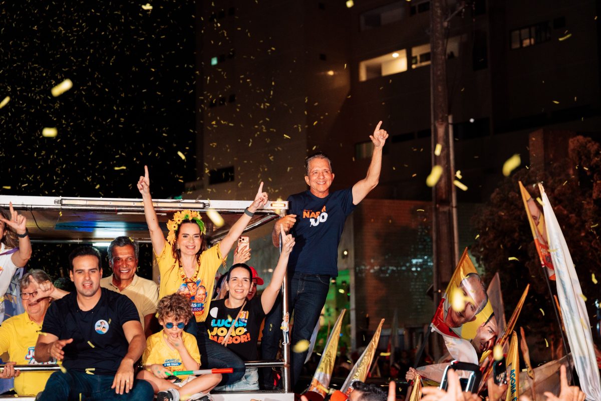 Nabor Wanderley participa de passeata em Campina Grande