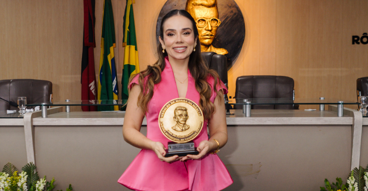 Primeira-dama é homenageada com Medalha de Honra ao Mérito na CMCG