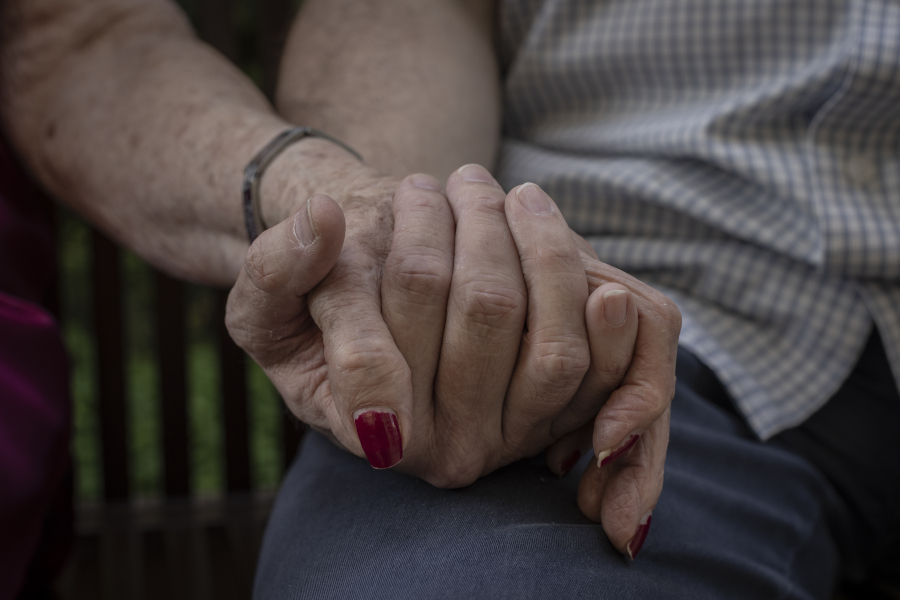 Exames de sangue para detectar Alzheimer já estão disponíveis; saiba quanto custam os testes