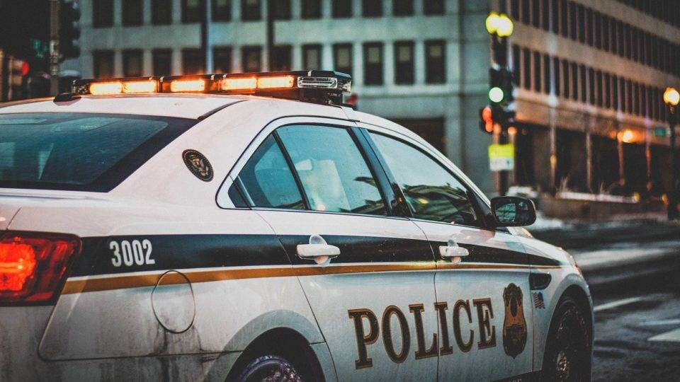 Adolescente mata três crianças em escola nos Estados Unidos