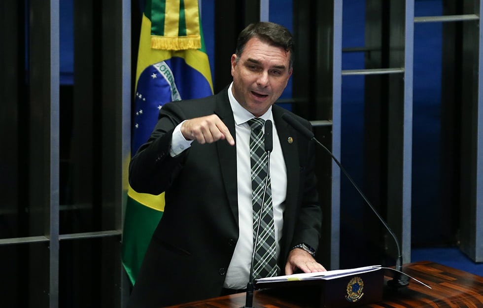 Jornada 6×1: Flávio Bolsonaro muda de posição e anuncia apoio à mudança