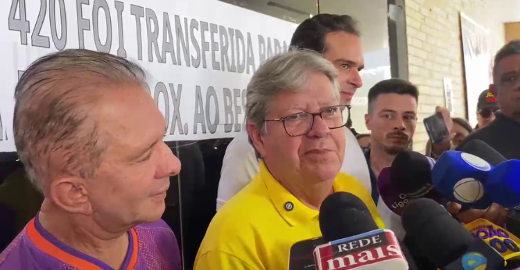 João Azevêdo vota na capital e destaca trajetória pacífica na disputa