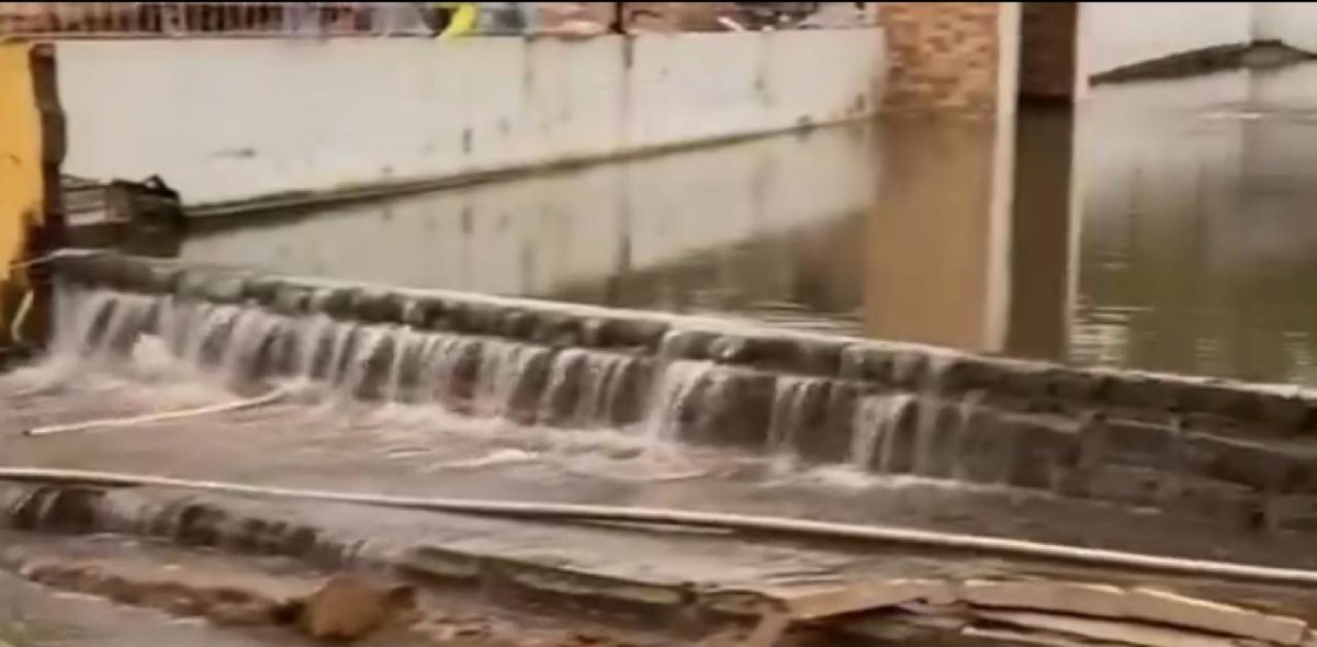 Rompimento de barragem alaga residências e comércios em Dona Inês