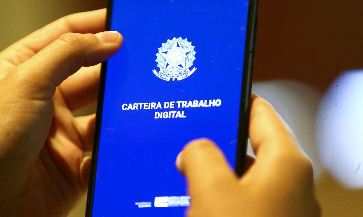 Taxa de desemprego recua para 5,3% no trimestre encerrado em julho