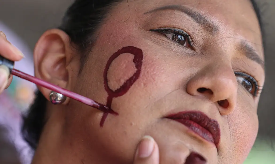 Crescimento de agressões políticas contra mulheres marca o mês de conscientização