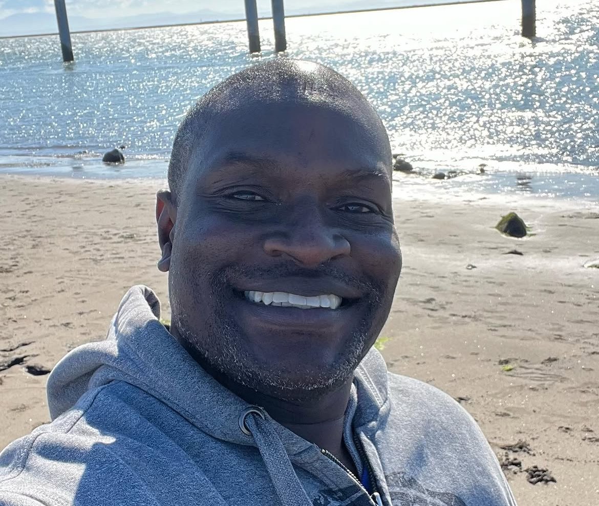 De dançarino a supervisor: A nova e bem-sucedida vida de Jacaré, do É o Tchan, no Canadá