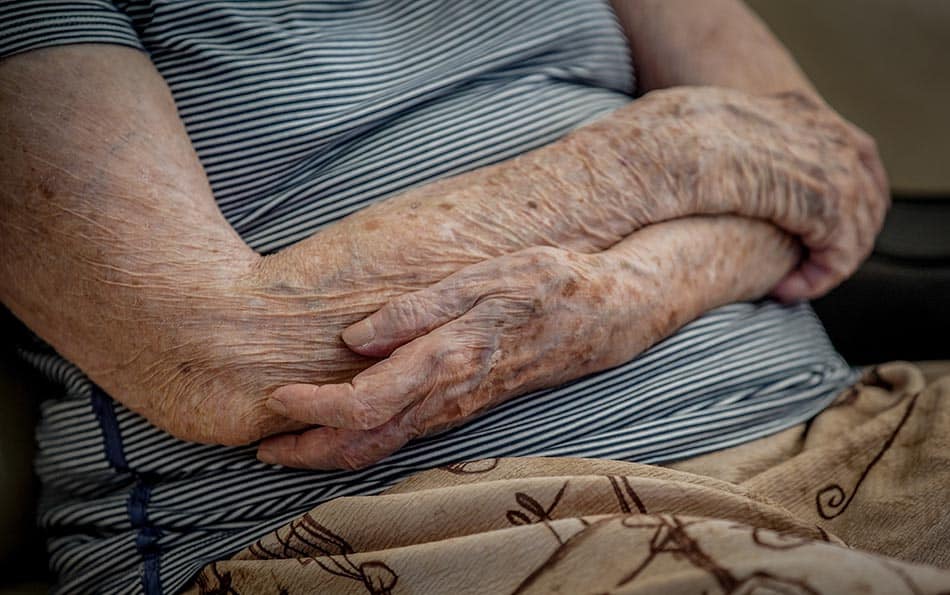 Médica geriatra alerta para sinais de sofrimento emocional entre idosos
