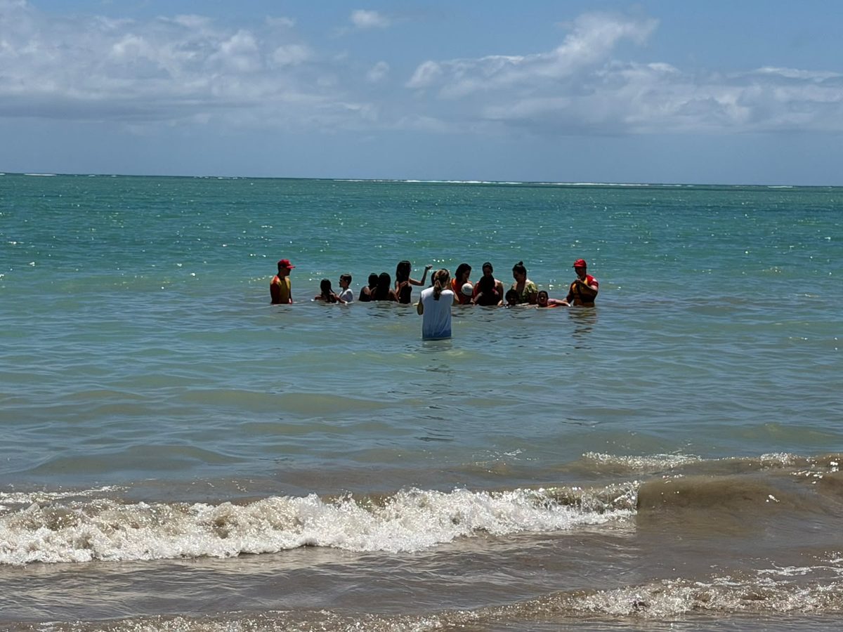 Crianças do sertão da Paraíba conhecem o mar pela primeira vez