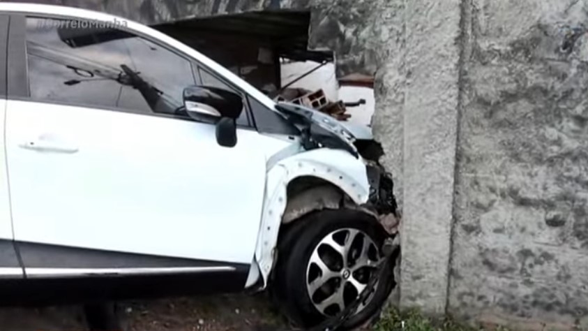 Carro bate contra muro de residência na ladeira do Cuiá em João Pessoa