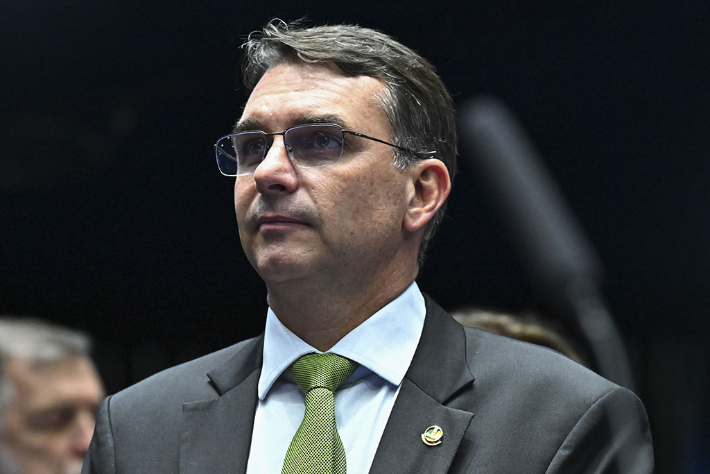 TSE nega hackeamento após Flávio Bolsonaro aparecer filiado ao Missão