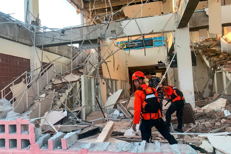 Terremoto de forte magnitude deixa dezenas de mortos na Indonésia